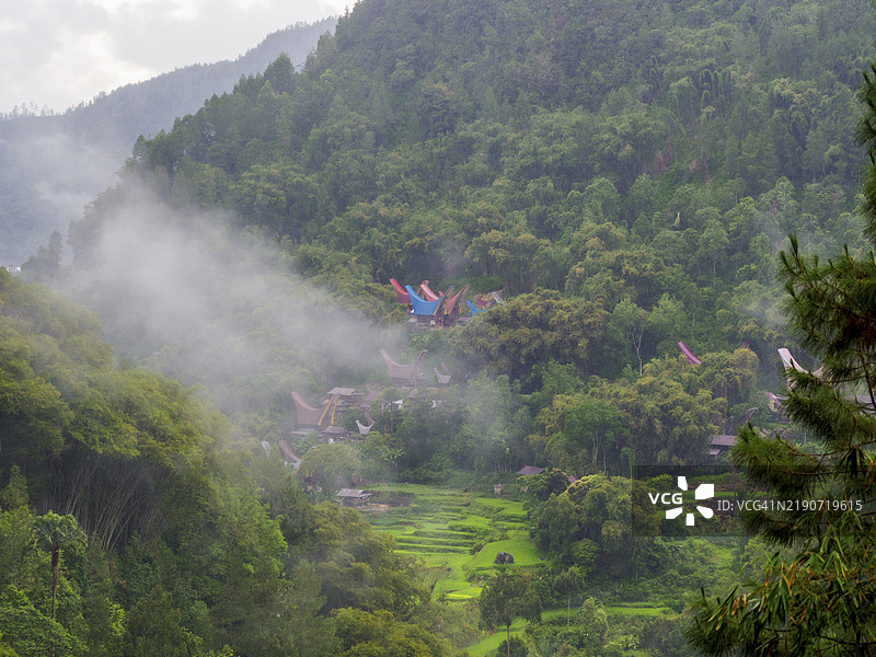 热带山地风景，传统村庄和稻田，位于印度尼西亚苏拉威西的塔纳托拉加图片素材