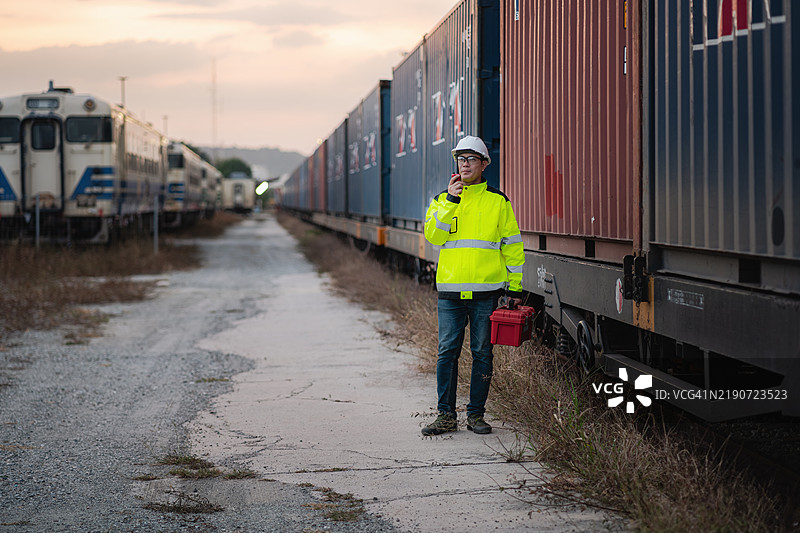 铁路工程师正在检查和维护火车。图片素材
