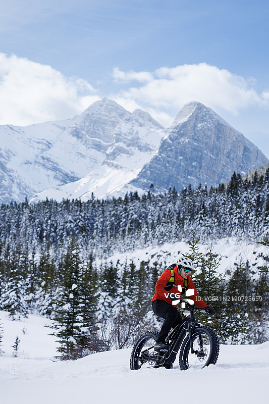 加拿大落基山脉冬季胖轮自行车骑行图片素材
