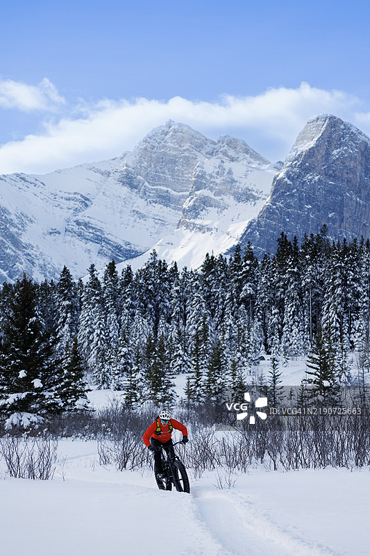 朗德山冬季胖轮自行车骑行图片素材