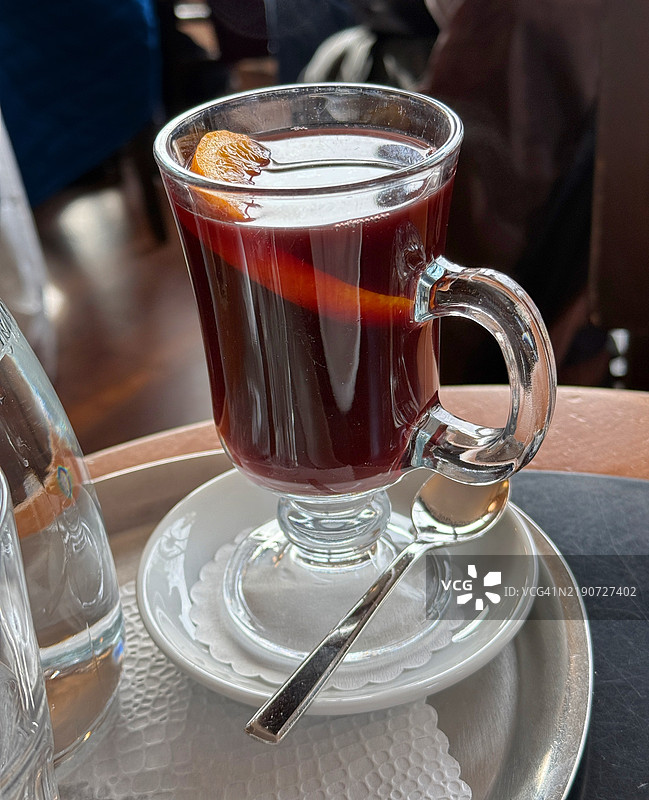 欧洲节日期间的温暖热红酒图片素材