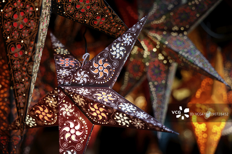 装饰性发光星星与艺术图案相结合，为德国北莱茵-威斯特法伦州科隆的圣诞市场营造出温暖的圣诞氛围。图片素材