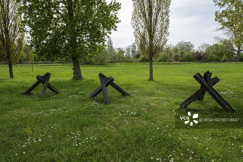 霍滕斯莱本边界纪念碑,位于下萨克森州与萨克森-安哈尔特州之间的前东德边界。该边界纪念碑记录了直到1989年在直接位于内侧的村庄前建造的东德边界障碍的状态。图片素材