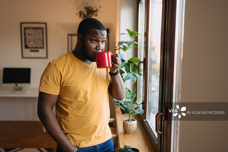 年轻男子正在喝茶图片素材