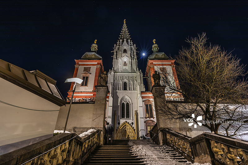 玛里亚泽尔大教堂上空的满月，夜景，玛里亚泽尔主广场，上施蒂利亚，施蒂利亚，奥地利，欧洲图片素材