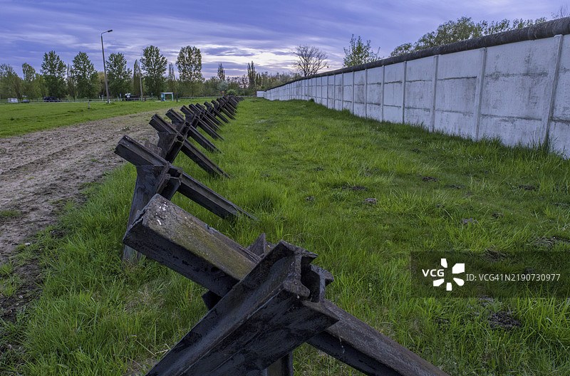 霍滕斯莱本边界纪念碑,位于下萨克森州与萨克森-安哈尔特州之间的前东德边界。该边界纪念碑记录了直到1989年在直接位于内侧的村庄前建造的东德边界障碍的状态。图片素材