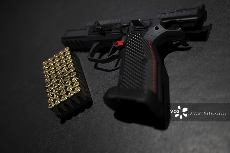 现代优雅的运动手枪，配有油门踏板和护裙，背景为瑞士的灰色。图片素材