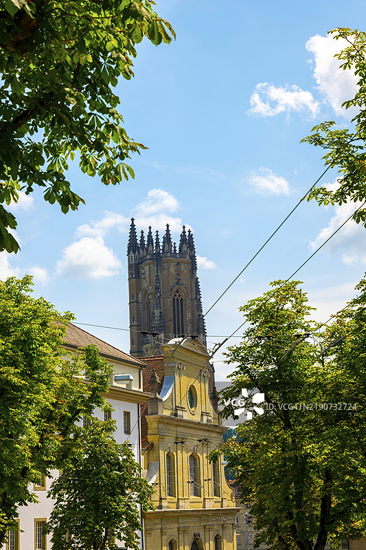 瑞士弗里堡州弗里堡老城的阳光明媚的夏日中，中世纪的教堂塔楼和房屋图片素材