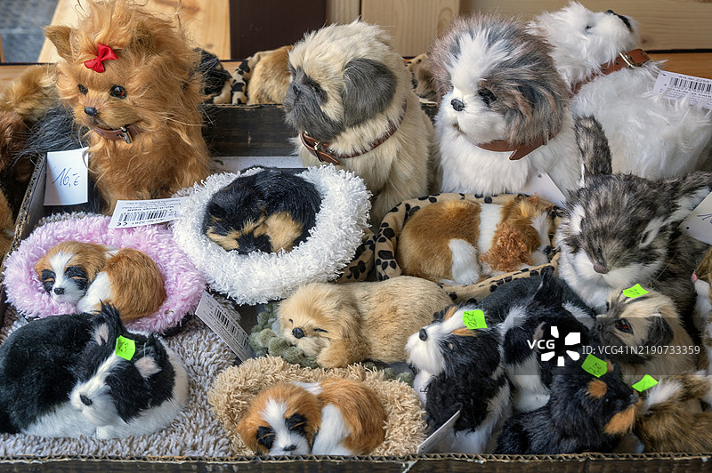 毛绒玩具，猫和狗，产自中华人民共和国，在德国巴伐利亚州凯姆普滕的圣诞市场上，欧洲图片素材