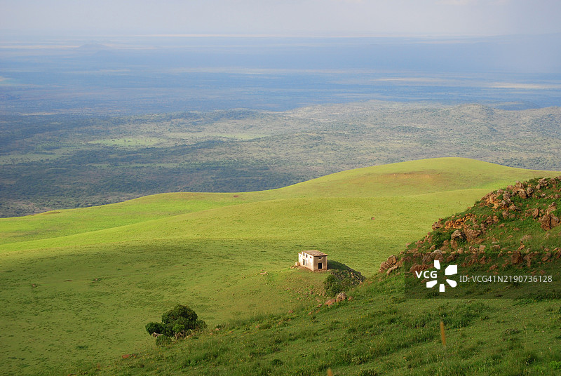 梅鲁山下绿草如茵的古老殖民建筑图片素材