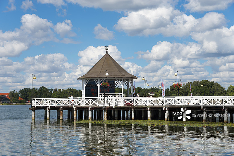 湖上有一个亭子，亭子位于码头上，蓝天和白云相映，德尔温湖，东普鲁士的奥斯特鲁达，瓦尔米亚-马祖里，波兰，欧洲图片素材