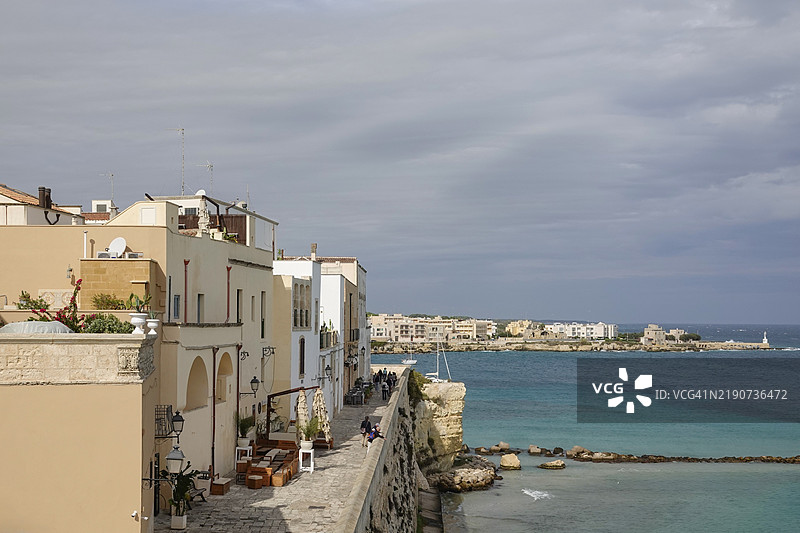 从马塔塔楼俯瞰意大利阿普利亚地区奥特朗托老城区的旧港口墙图片素材