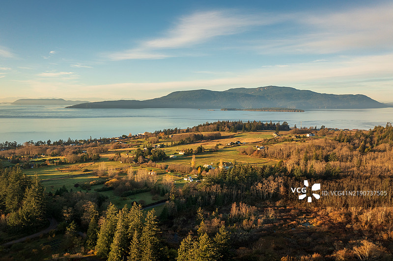 从空中俯瞰Lummi岛东侧，西面是Orcas岛的背景。图片素材