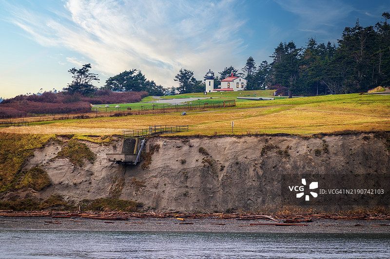 位于华盛顿州岛县惠德比岛的凯西州立公园内的海军司令部灯塔。图片素材