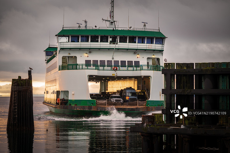 波特汤森-库皮维尔渡轮在华盛顿州基石码头靠岸。图片素材