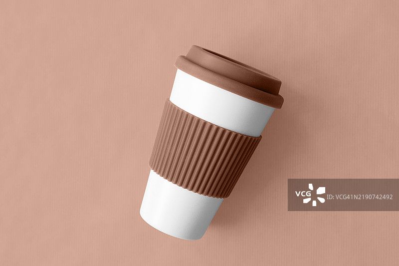 竹制可重复使用热饮杯，配有硅胶盖。图片素材