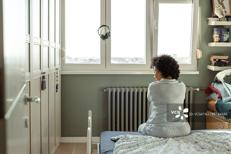 成熟的女性坐在床上思考图片素材