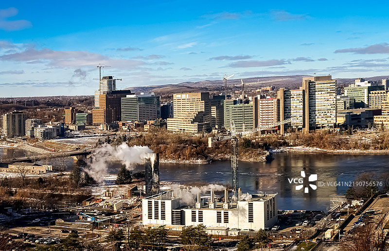从加拿大首都市中心俯瞰渥太华河对岸的加蒂诺景色。图片素材