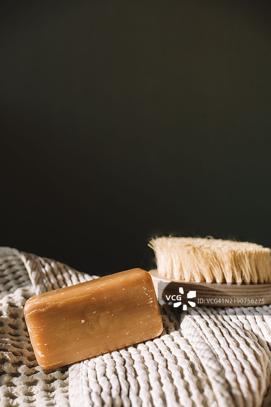 天然肥皂与木刷在纹理布料背景上图片素材