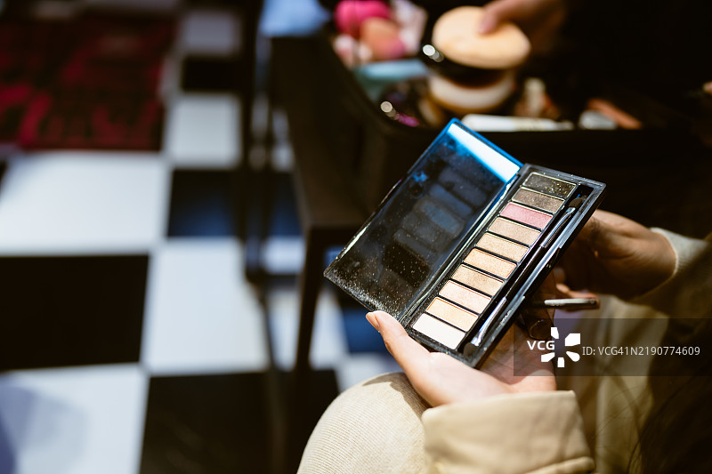 手中的眼影盘。图片素材