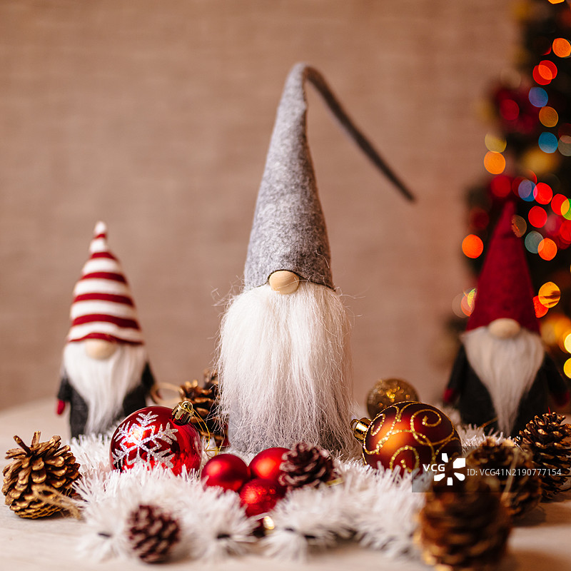 节日圣诞侏儒装饰，背景中有装饰品和虚化的圣诞树图片素材