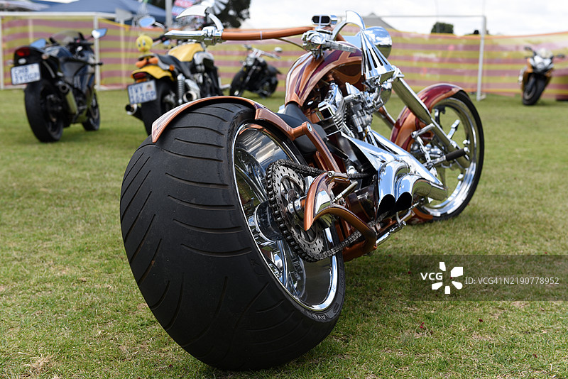 摩托车上的大轮子。图片素材