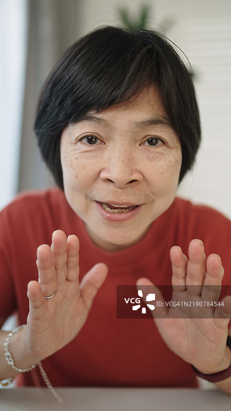 成熟的女性在网上创办小型企业。图片素材