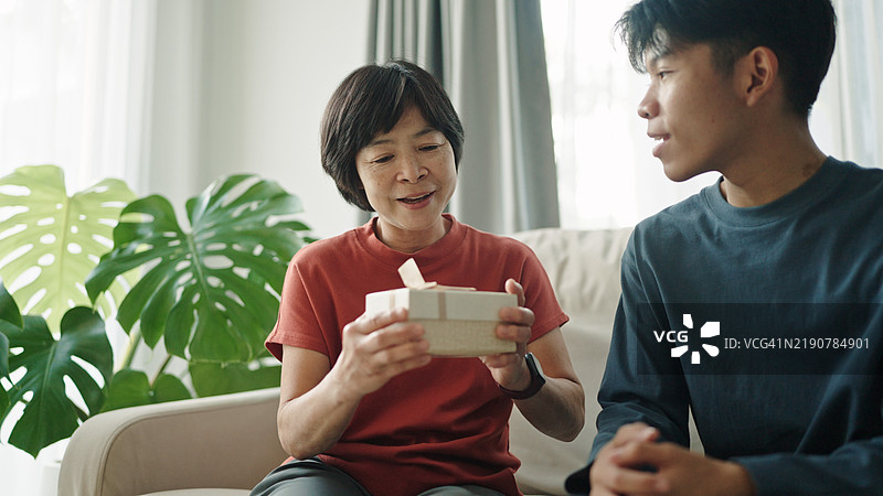 惊喜送礼。图片素材