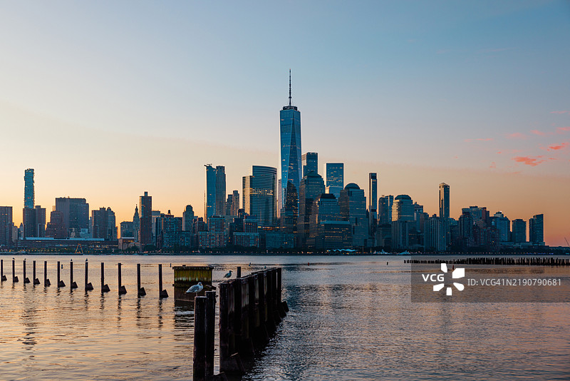 曼哈顿金融区的日出景观图片素材