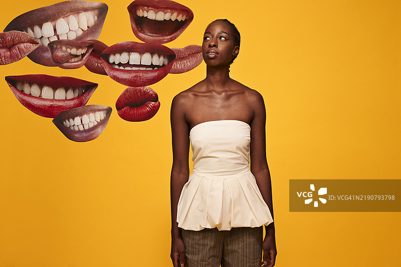 年轻女性在看嘴巴剪影图片素材