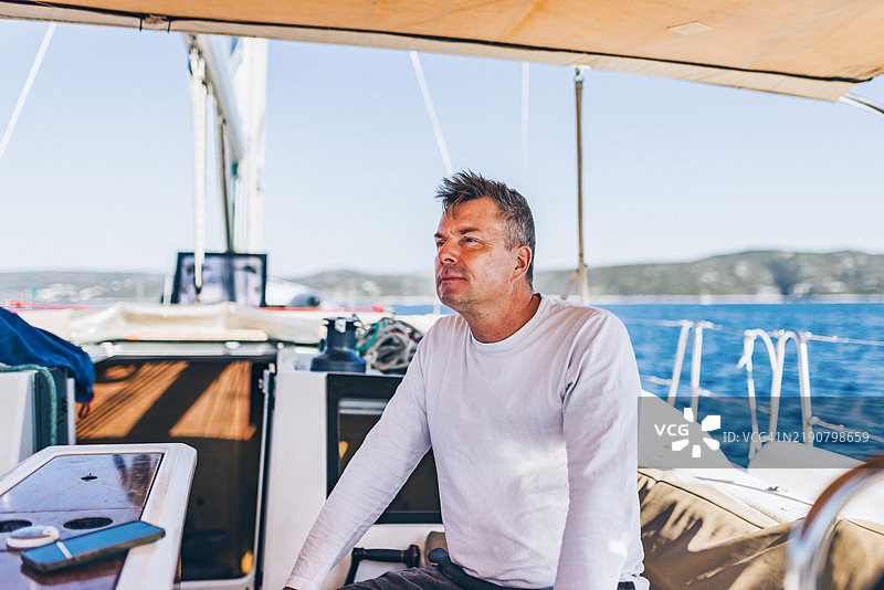 船员在帆船上享受航行图片素材