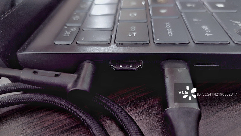 现代笔记本电脑接口的特写：连接性十字路口图片素材