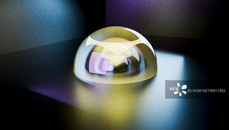 一个色彩斑斓、闪耀光泽的玻璃镇纸在光滑的表面上反射光线，背景为深色。图片素材