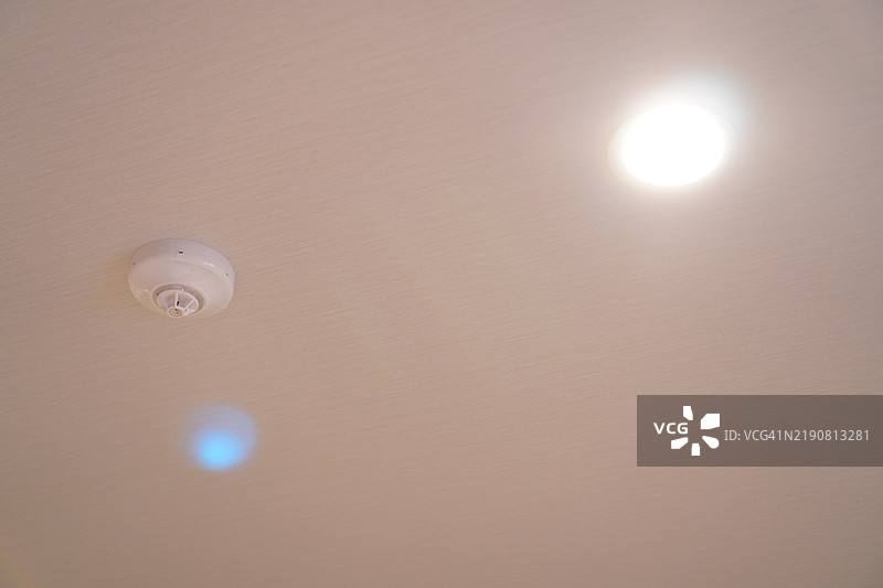 天花板上的筒灯图片素材