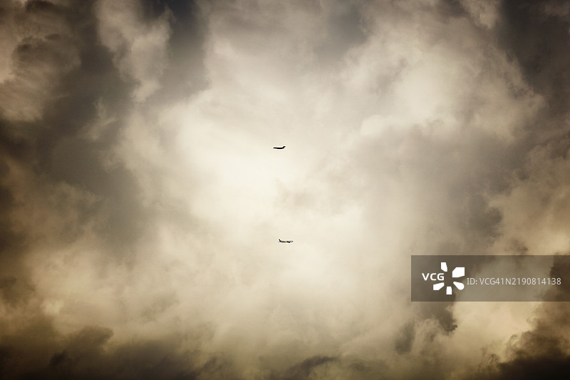 法国雷暴区域的客机图片素材