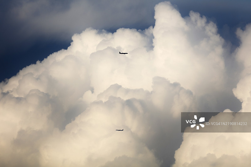 法国雷暴区的客机图片素材