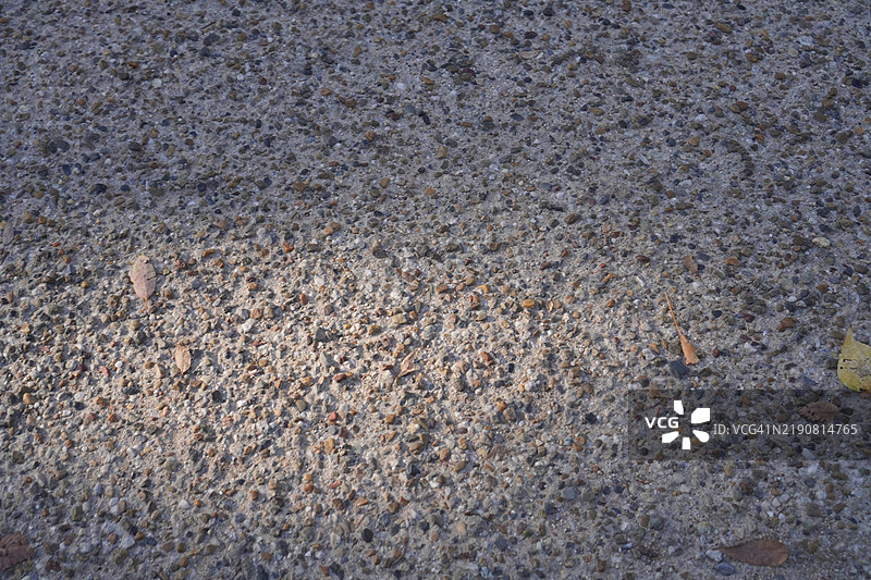 抽象背景，包含小圆形海石和沙滩岩石，质感自然，灰黑色调。图片素材