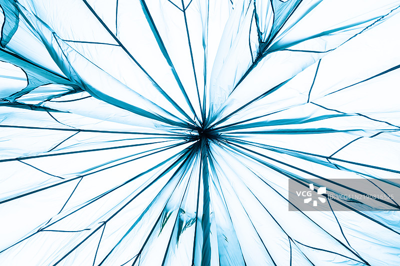 自然背景下伞下的阳光抽象图。图片素材