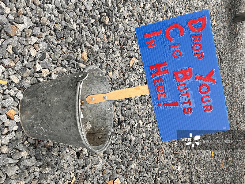 在这里丢弃烟蒂的标志，纽约皇后区的桶图片素材