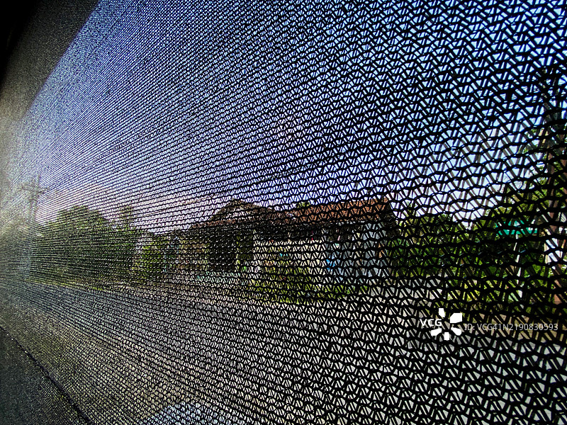 窗帘图案的特写，透过窗帘看到的住宅环境图片素材