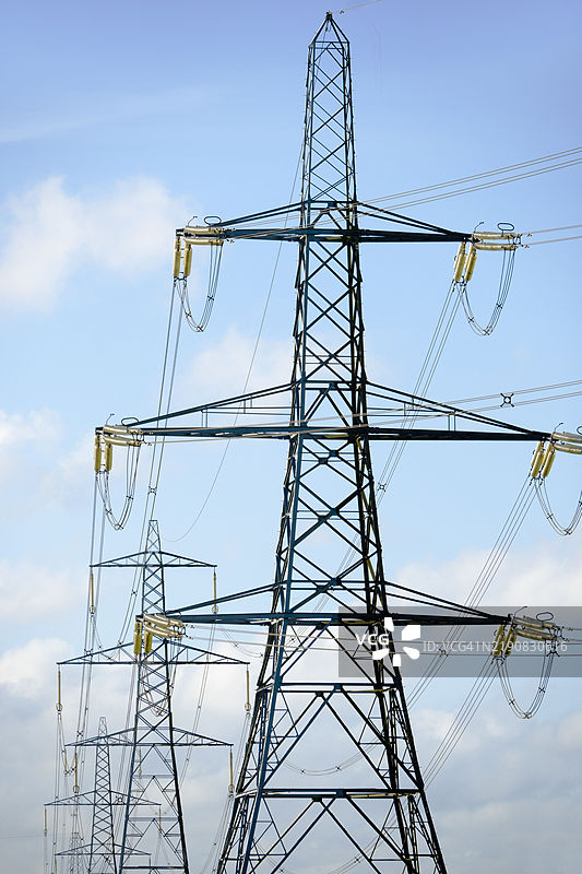 肯宁顿，南牛津郡的日出时分，电线杆排成一行，气球缓缓经过。图片素材