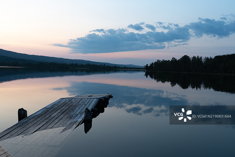 部分淹没的码头位于蒙大拿州黑脚印第安保留地的圣玛丽湖下方图片素材