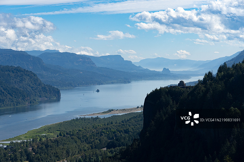 哥伦比亚河向上游望去，远处是灯塔岩。右中景是皇冠点观景楼。图片素材