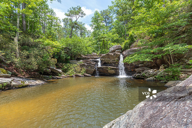 阿拉巴马州莱恩维尔附近塔拉迪加国家森林中的奇纳比静谧小径上的切哈瀑布图片素材