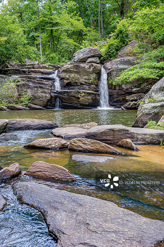 阿拉巴马州莱恩维尔附近塔拉迪加国家森林中的奇纳比静默小径上的切哈瀑布图片素材