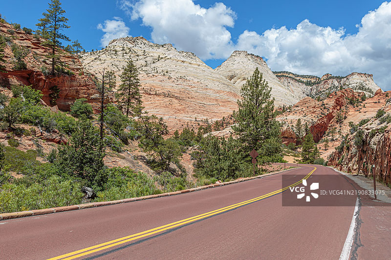 犹他州锡安国家公园锡安公园大道沿线岩石山坡上的侵蚀模式图片素材