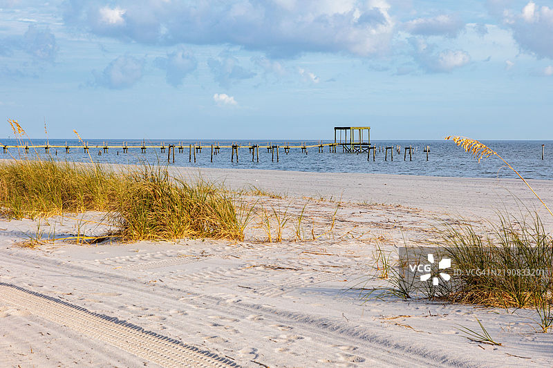 密西西比州帕斯基里斯坦的人造沙滩上，海燕麦和被遗弃的受损码头。图片素材