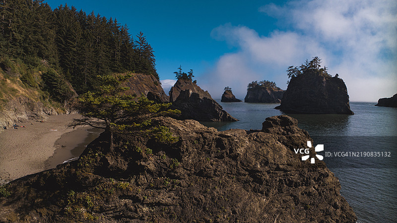 海堆、海石与雾气，位于俄勒冈州布鲁金斯北部的哈里斯州立公园的秘密海滩图片素材