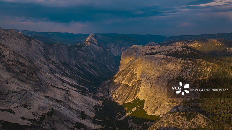 加州优胜美地国家公园，提奥加山口120号公路上的奥姆斯特德点日出景观图片素材