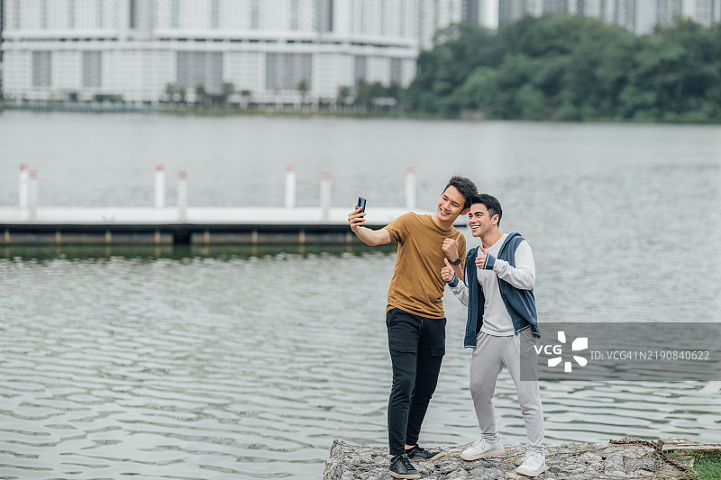 自拍时光：在湖边捕捉友谊图片素材